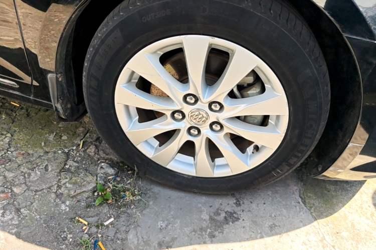 Used Buick LaCrosse 2013 2.4L SIDI Luxury Comfort Edition Right Front Wheel Hub