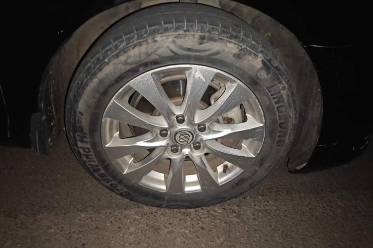 Used Buick LaCrosse 2013 2.4L SIDI Leading Comfort Version Right Front Wheel Hub