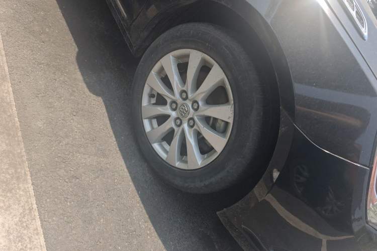 Used Buick LaCrosse 2013 2.4L SIDI Leading Comfort Version Right Front Wheel Hub