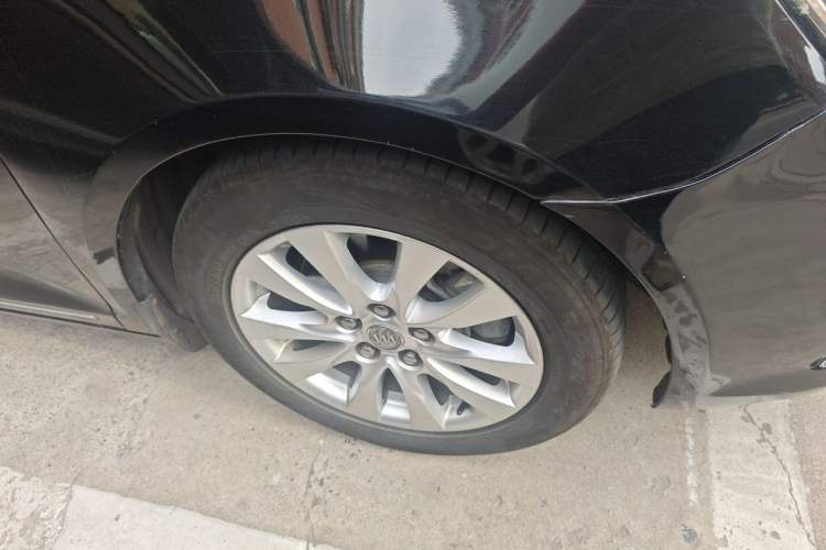 Used Buick LaCrosse 2013 2.4L SIDI Elite Comfort Version Right Front Wheel Hub