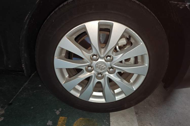 Used Buick LaCrosse 2013 2.4L SIDI Elite Comfort Version Right Front Wheel Hub