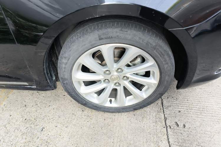 Used Buick LaCrosse 2013 2.4L SIDI Luxury Comfort Edition Right Front Wheel Hub
