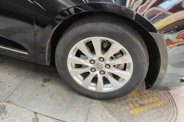 Used Buick LaCrosse 2013 2.4L SIDI Elite Comfort Version Right Front Wheel Hub