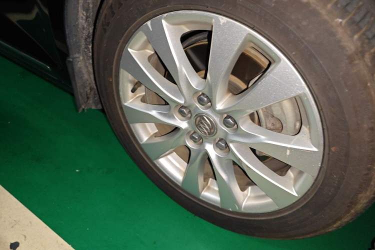 Used Buick LaCrosse 2013 2.4L SIDI Elite Comfort Version Right Front Wheel Hub