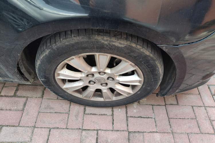 Used Buick LaCrosse 2013 2.4L SIDI Elite Comfort Version Right Front Wheel Hub