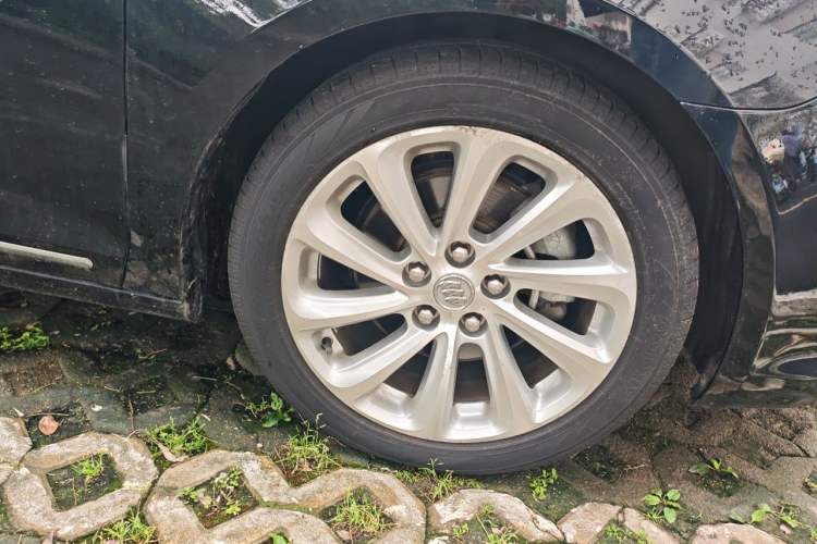Used Buick LaCrosse 2013 2.4L SIDI Luxury Comfort Edition Right Front Wheel Hub
