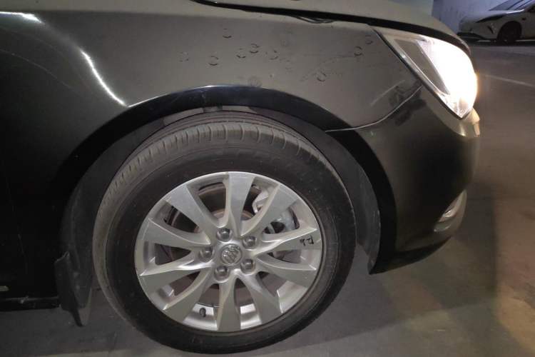 Used Buick LaCrosse 2013 2.4L SIDI Elite Comfort Version Right Front Wheel Hub