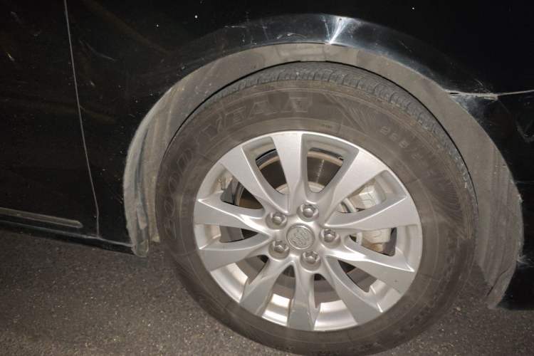 Used Buick LaCrosse 2013 2.4L SIDI Elite Comfort Version Right Front Wheel Hub