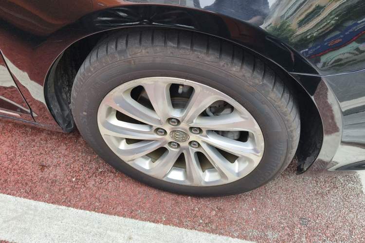 Used Buick LaCrosse 2013 2.4L SIDI Luxury Comfort Edition Right Front Wheel Hub