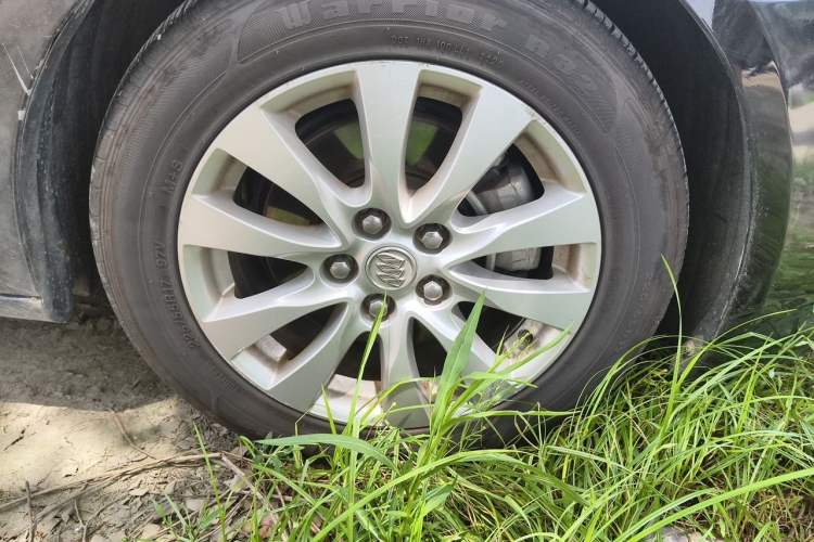 Used Buick LaCrosse 2013 2.4L SIDI Elite Comfort Version Right Front Wheel Hub