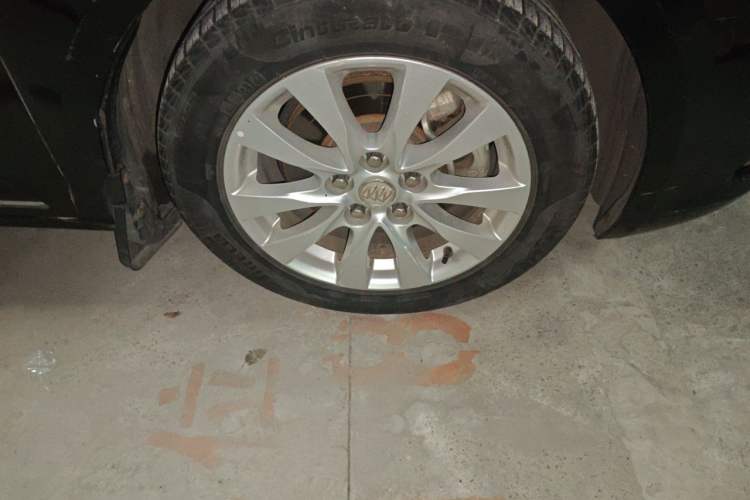 Used Buick LaCrosse 2013 2.4L SIDI Elite Comfort Version Right Front Wheel Hub