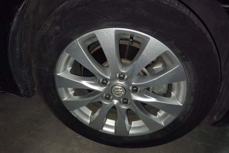 Used Buick LaCrosse 2013 2.4L SIDI Elite Comfort Version Right Front Wheel Hub