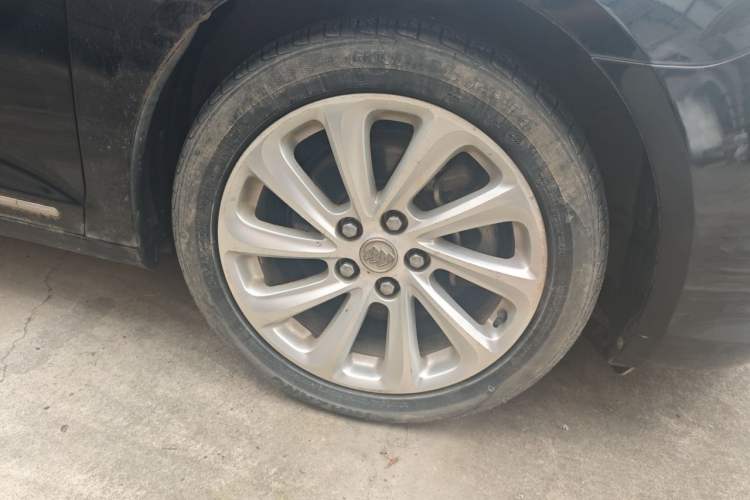 Used Buick LaCrosse 2013 2.4L SIDI Luxury Comfort Edition Right Front Wheel Hub