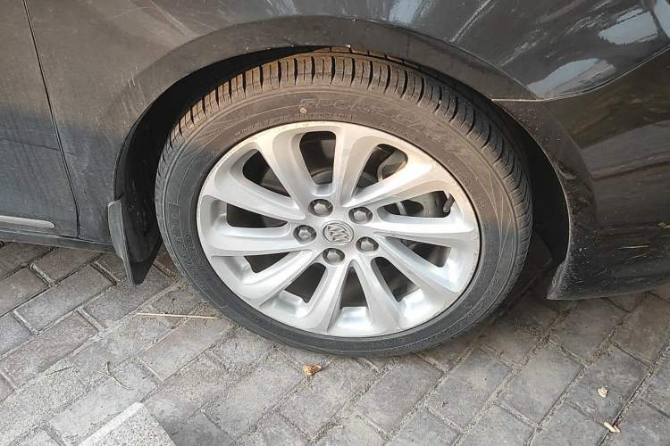Used Buick LaCrosse 2013 2.4L SIDI Luxury Comfort Edition Right Front Wheel Hub