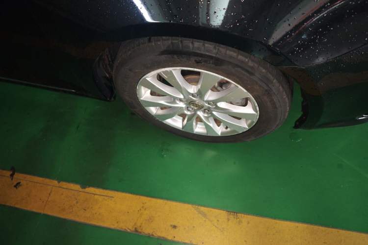 Used Buick LaCrosse 2013 2.4L SIDI Leading Comfort Version Right Front Wheel Hub