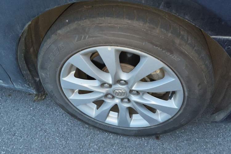 Used Buick LaCrosse 2013 2.4L SIDI Elite Comfort Version Right Front Wheel Hub