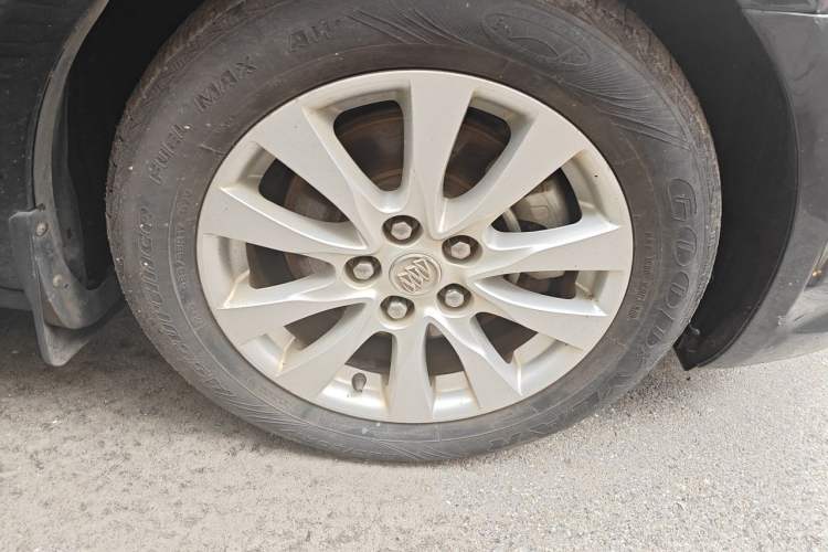 Used Buick LaCrosse 2013 2.4L SIDI Leading Comfort Version Right Front Wheel Hub