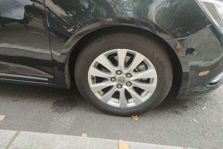 Used Buick LaCrosse 2013 2.4L SIDI Elite Comfort Version Right Front Wheel Hub
