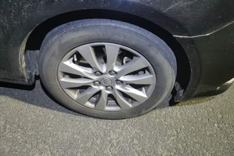 Used Buick LaCrosse 2013 2.4L SIDI Leading Comfort Version Right Front Wheel Hub