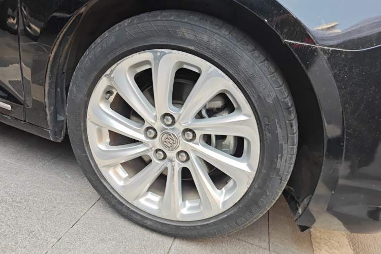 Used Buick LaCrosse 2013 2.4L SIDI Elite Comfort Version Right Front Wheel Hub