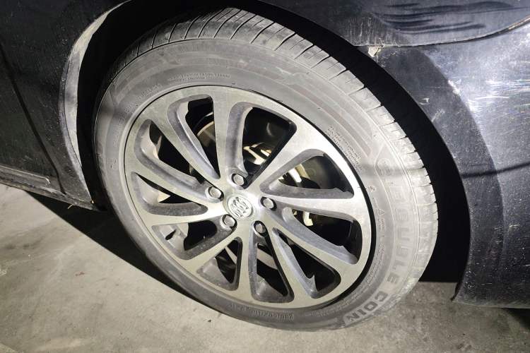 Used Buick LaCrosse 2013 2.4L SIDI Luxury Comfort Edition Right Front Wheel Hub