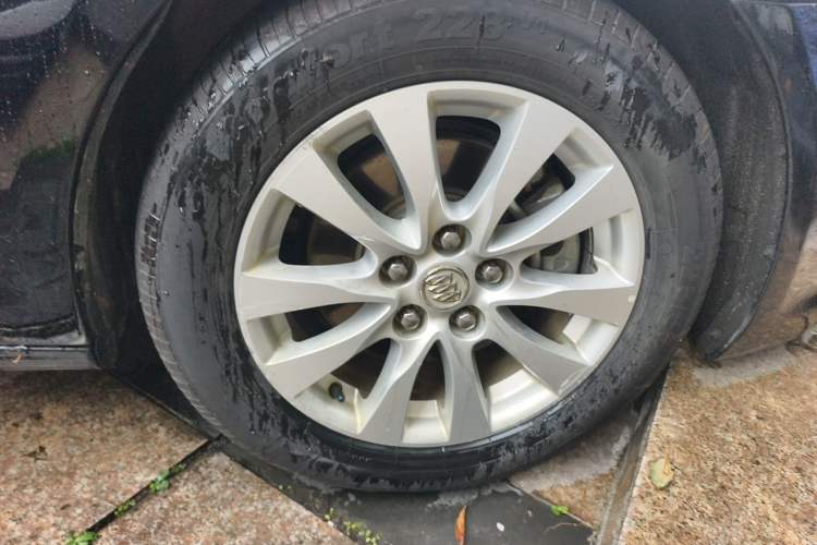 Used Buick LaCrosse 2013 2.4L SIDI Elite Comfort Version Right Front Wheel Hub
