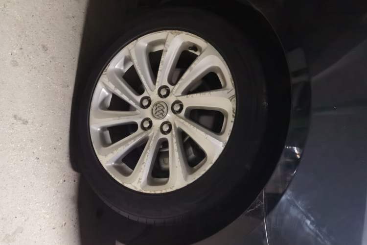 Used Buick LaCrosse 2013 2.4L SIDI Luxury Comfort Edition Right Front Wheel Hub