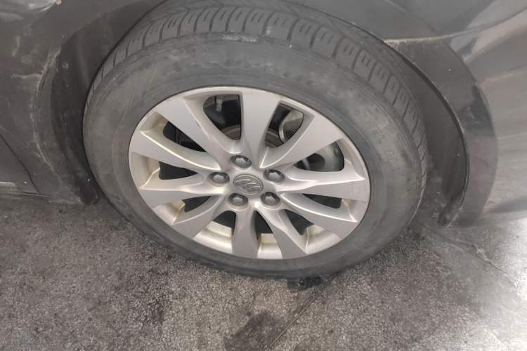 Used Buick LaCrosse 2013 2.4L SIDI Elite Comfort Version Right Front Wheel Hub