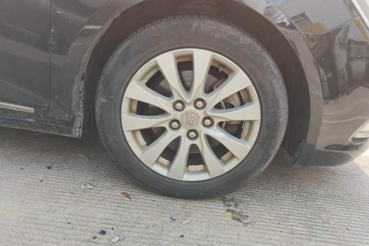 Used Buick LaCrosse 2013 2.4L SIDI Elite Comfort Version Right Front Wheel Hub
