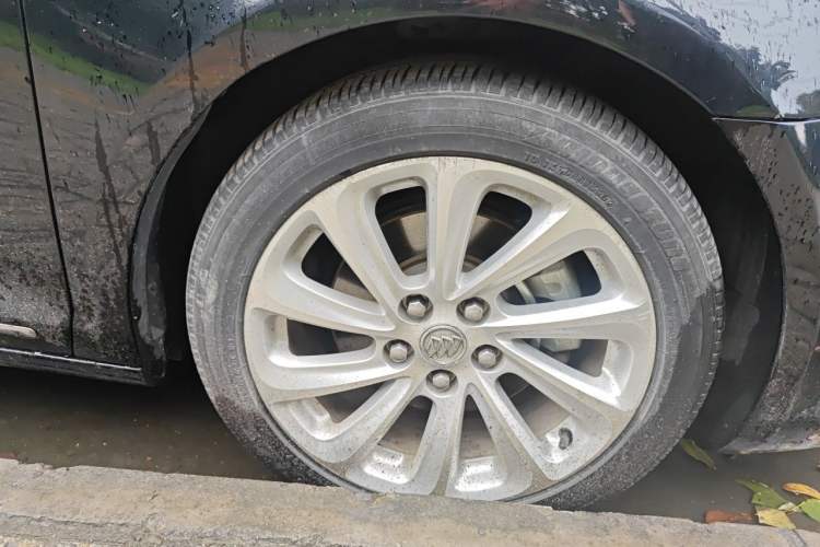Used Buick LaCrosse 2013 2.0T SIDI Elite Tech Version Right Front Wheel Hub