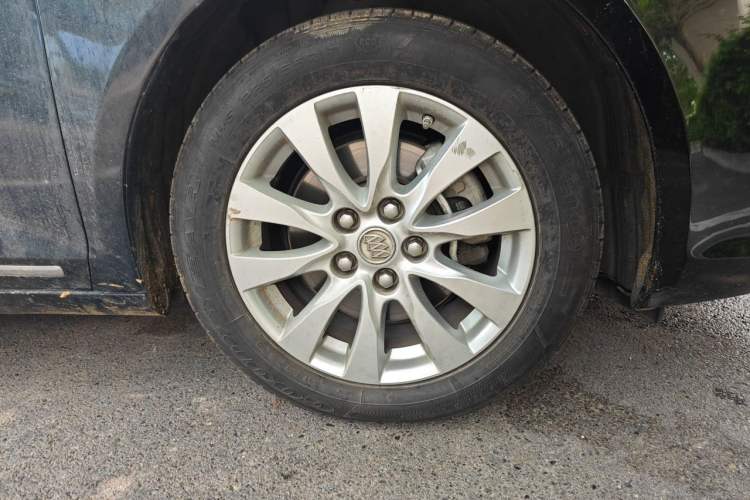 Used Buick LaCrosse 2013 2.4L SIDI Elite Comfort Version Right Front Wheel Hub