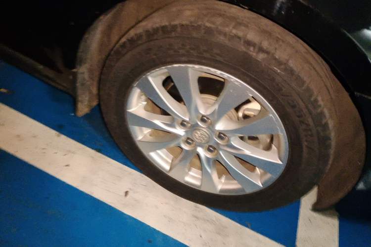 Used Buick LaCrosse 2013 2.4L SIDI Leading Comfort Version Right Front Wheel Hub