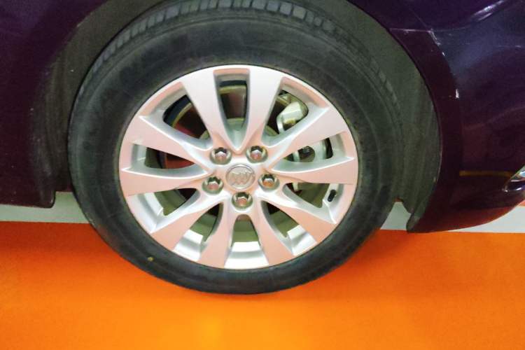 Used Buick LaCrosse 2013 2.4L SIDI Elite Comfort Version Right Front Wheel Hub