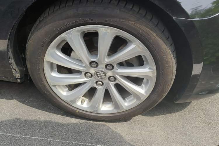 Used Buick LaCrosse 2013 2.4L SIDI Luxury Comfort Edition Right Front Wheel Hub