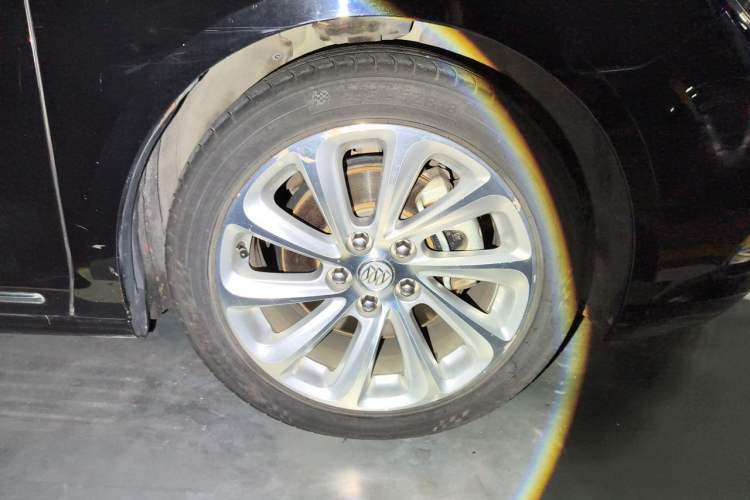 Used Buick LaCrosse 2013 2.4L SIDI Luxury Comfort Edition Right Front Wheel Hub