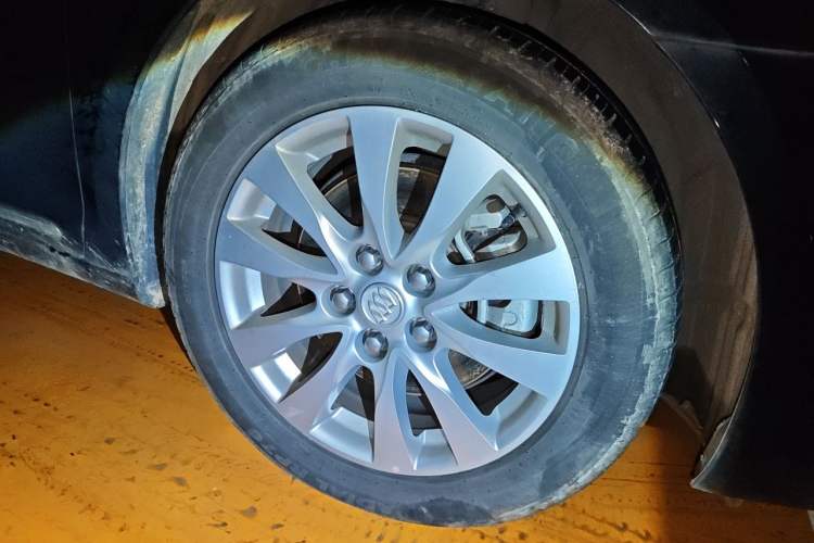 Used Buick LaCrosse 2013 2.4L SIDI Elite Comfort Version Right Front Wheel Hub