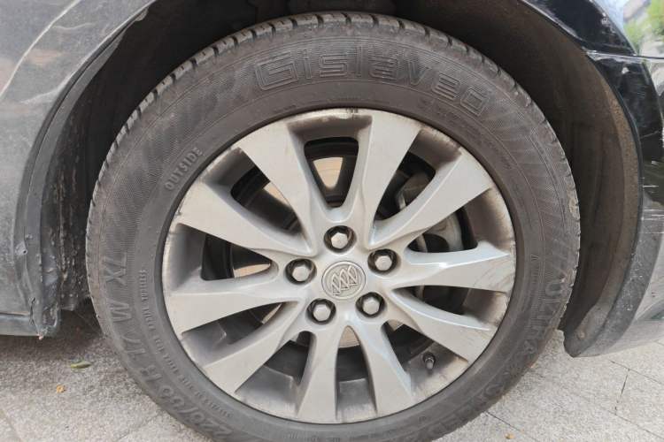 Used Buick LaCrosse 2013 2.4L SIDI Elite Comfort Version Right Front Wheel Hub