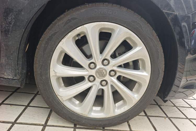 Used Buick LaCrosse 2013 2.4L SIDI Luxury Comfort Edition Right Front Wheel Hub