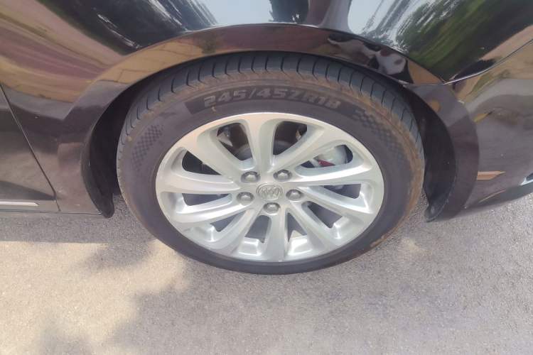 Used Buick LaCrosse 2013 2.4L SIDI Luxury Comfort Edition Right Front Wheel Hub