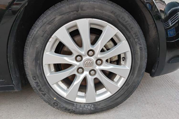 Used Buick LaCrosse 2013 2.4L SIDI Elite Comfort Version Right Front Wheel Hub