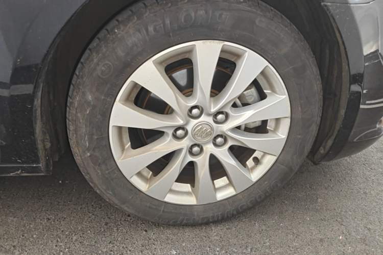 Used Buick LaCrosse 2013 2.4L SIDI Elite Comfort Version Right Front Wheel Hub