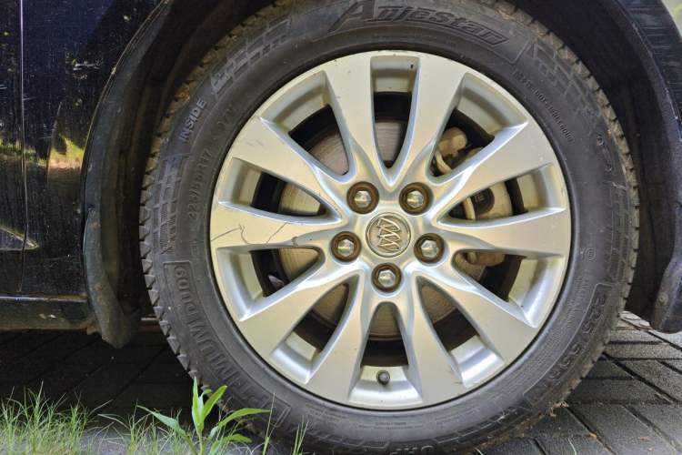 Used Buick LaCrosse 2013 2.0T SIDI Elite Tech Version Right Front Wheel Hub