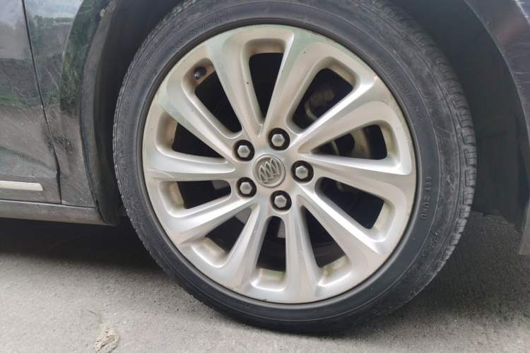 Used Buick LaCrosse 2013 2.4L SIDI Luxury Comfort Edition Right Front Wheel Hub