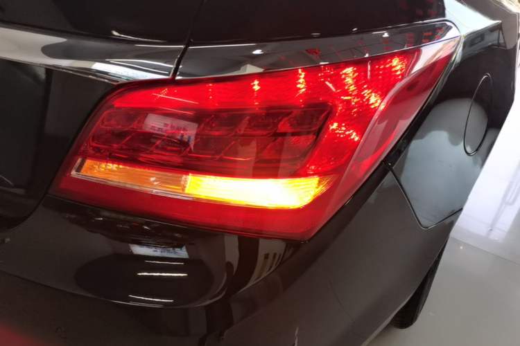 Used Buick LaCrosse 2013 2.4L SIDI Leading Comfort Version Right Rear Taillight