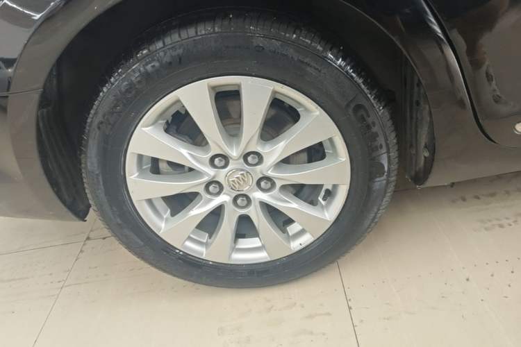 Used Buick LaCrosse 2013 2.4L SIDI Leading Comfort Version Right Rear Wheel Hub