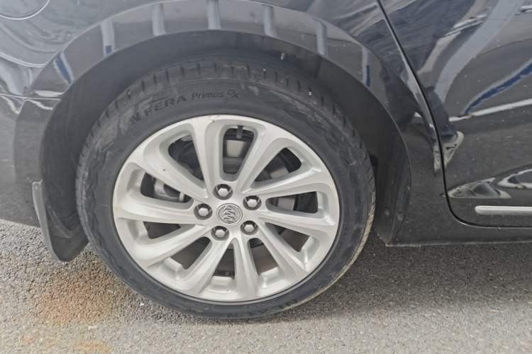 Used Buick LaCrosse 2013 2.4L SIDI Luxury Comfort Edition Right Rear Wheel Hub