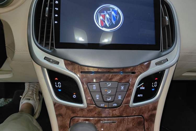Used Buick LaCrosse 2013 2.4L SIDI Leading Comfort Version Audio And AC Panel