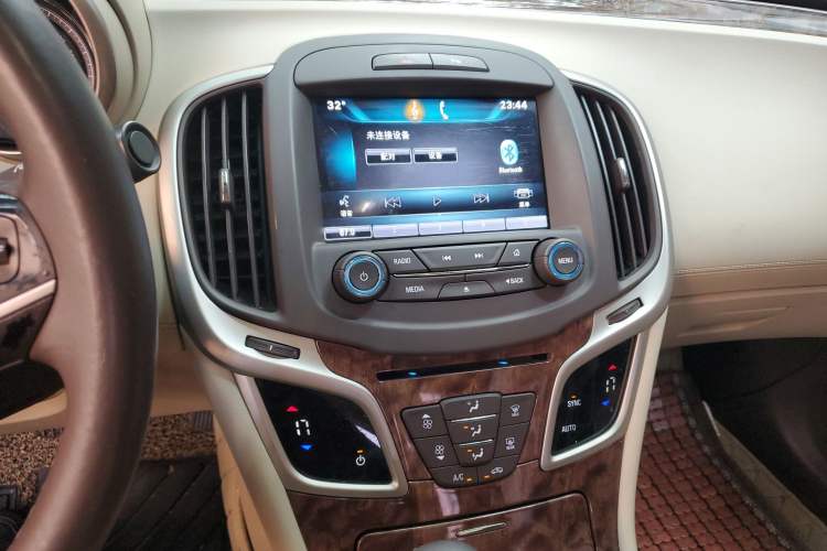 Used Buick LaCrosse 2013 2.4L SIDI Leading Comfort Version Audio And AC Panel
