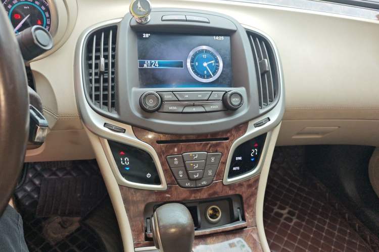 Used Buick LaCrosse 2013 2.4L SIDI Leading Comfort Version Audio And AC Panel