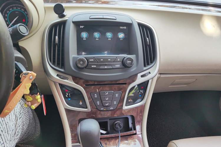 Used Buick LaCrosse 2013 2.4L SIDI Leading Comfort Version Audio And AC Panel